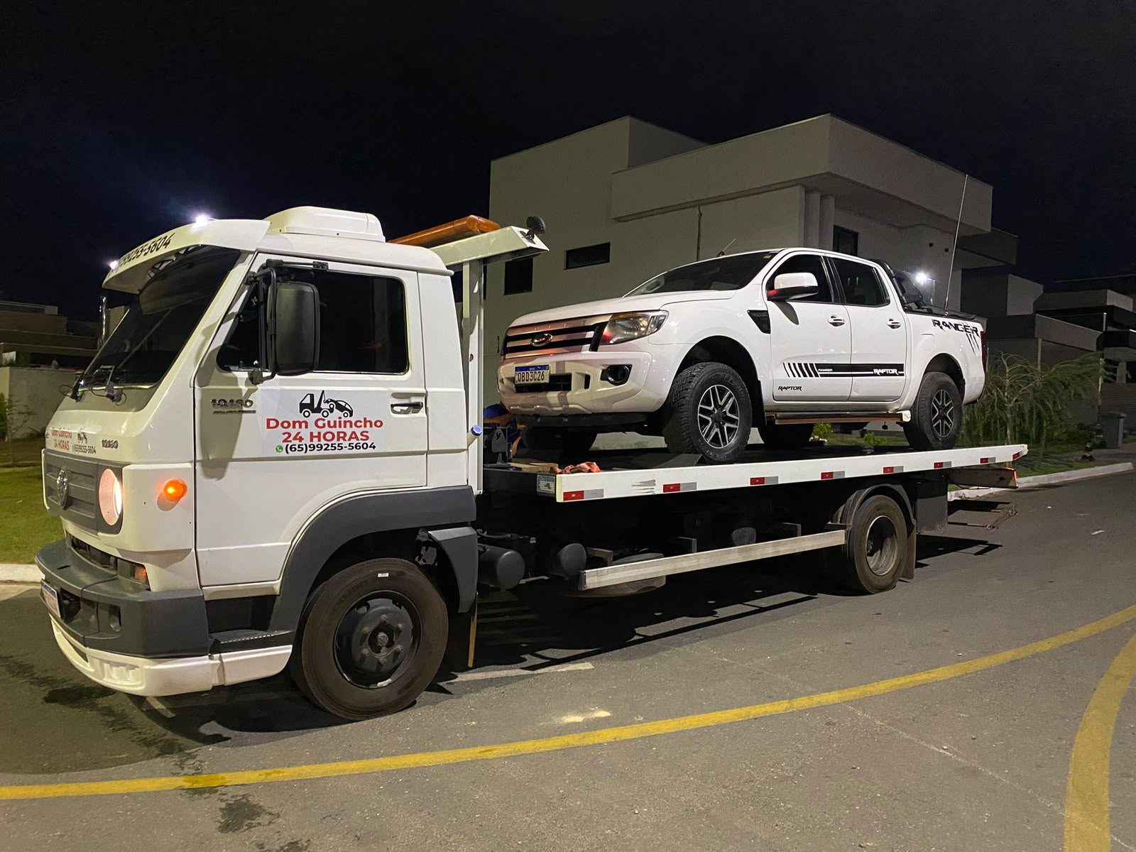 Guincho plataforma da DOM GUINCHO transportando uma caminhonete em Cuiabá